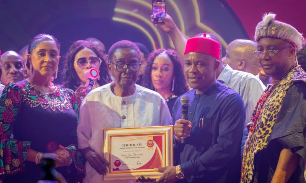 Jim Nwobodo receives Vanguard Newspaper award (1)