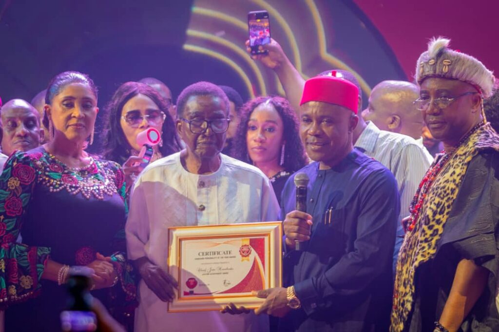 Jim Nwobodo receives Vanguard Newspaper award (1)