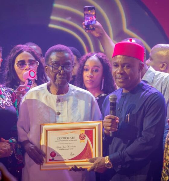Jim Nwobodo receives Vanguard Newspaper award (1)