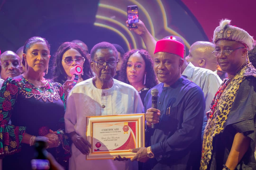 Jim Nwobodo receives Vanguard Newspaper award (1)