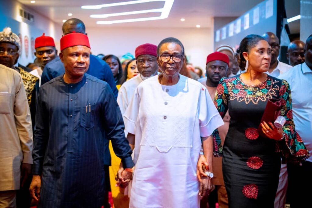 Jim Nwobodo receives Vanguard Newspaper award (2)