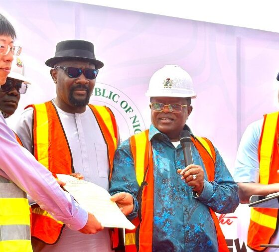 Umahi Hands Over New Carter Bridge Project to CCECC