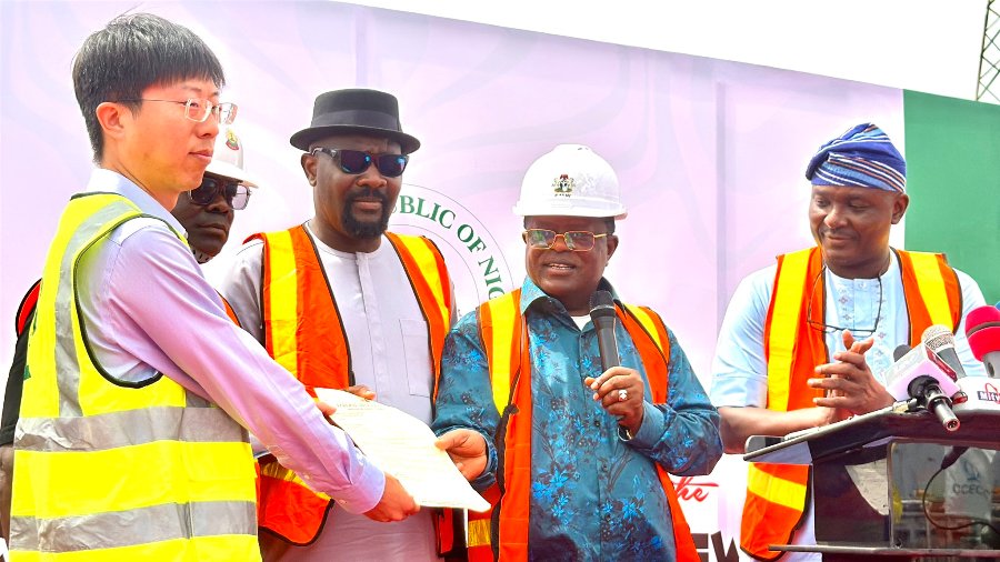 Umahi Hands Over New Carter Bridge Project to CCECC
